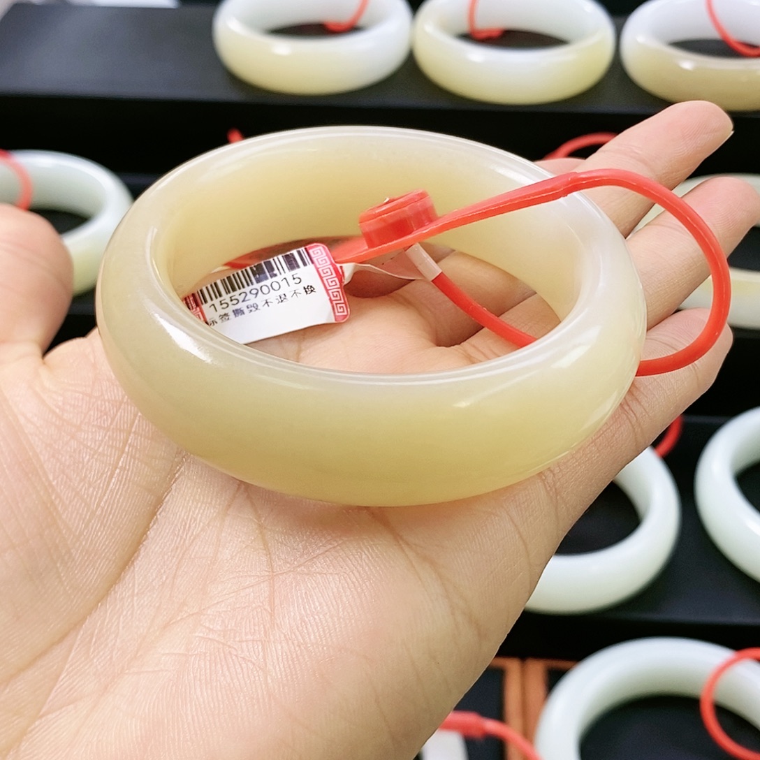 静***人和田玉未镶嵌手镯56.7