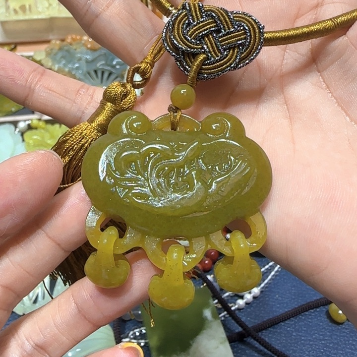 未镶嵌蛇纹石玉吊坠