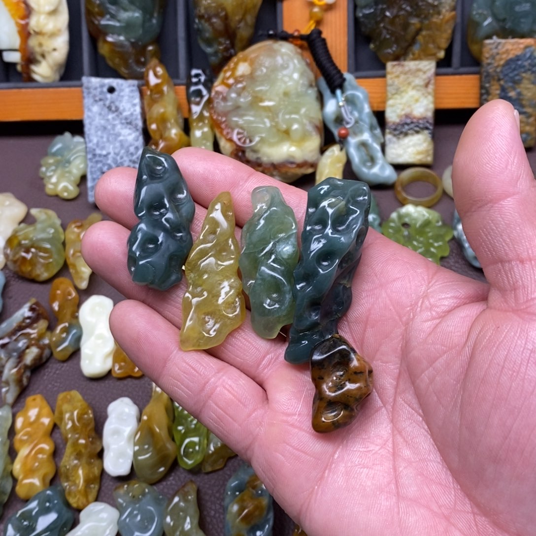 富***儿蛇纹石玉未镶嵌颈饰