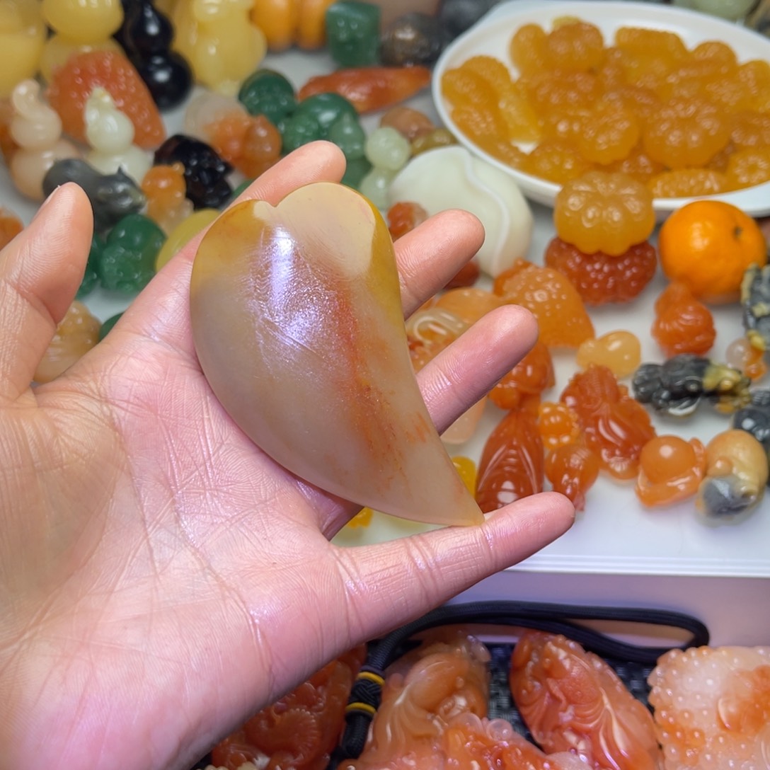 石英质玉（金丝玉）未镶嵌颈饰