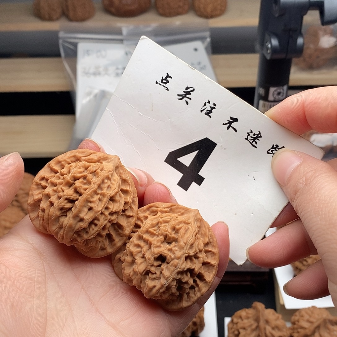 核桃42盘龙纹。        