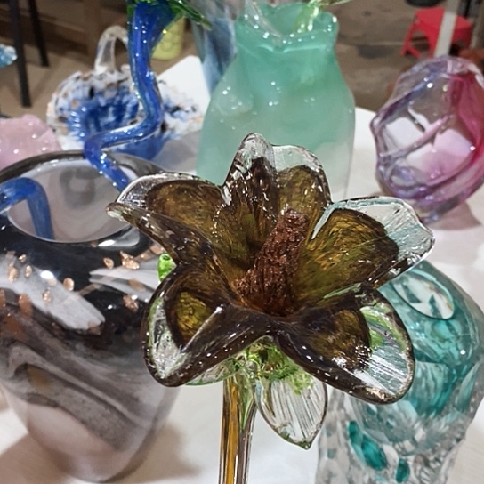 琉璃花瓶高45厘米宽9厘米