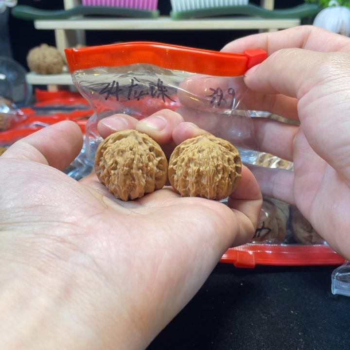 文玩核桃把件34龙珠