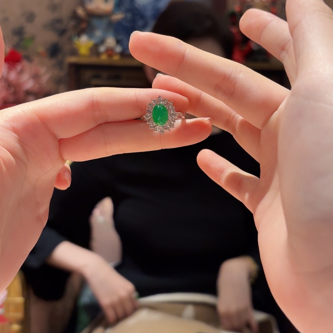 翡翠戒指18K金镶嵌戒指