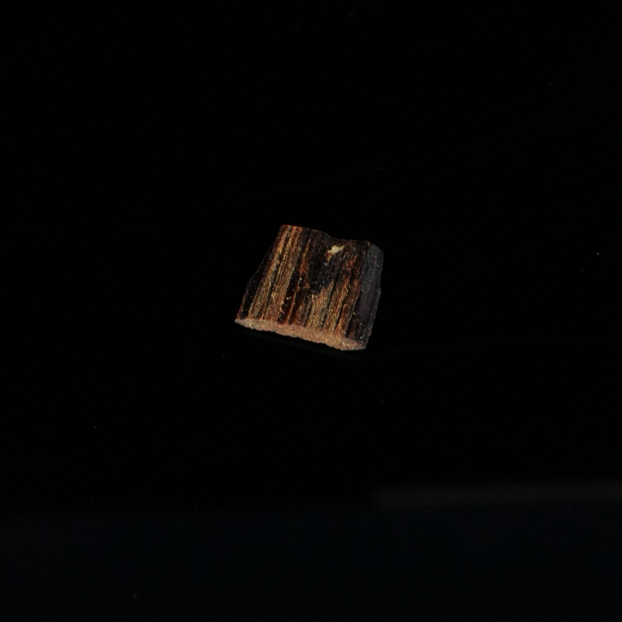 DY-B5579 越南芽庄白奇楠沉水方块料 1.3x1.23x0.18cm 0.19g