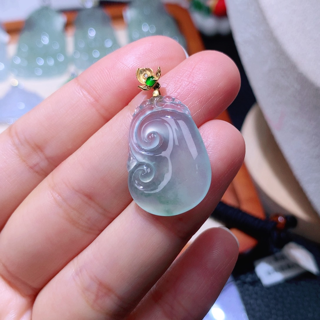 颈饰18K金镶嵌翡翠如意