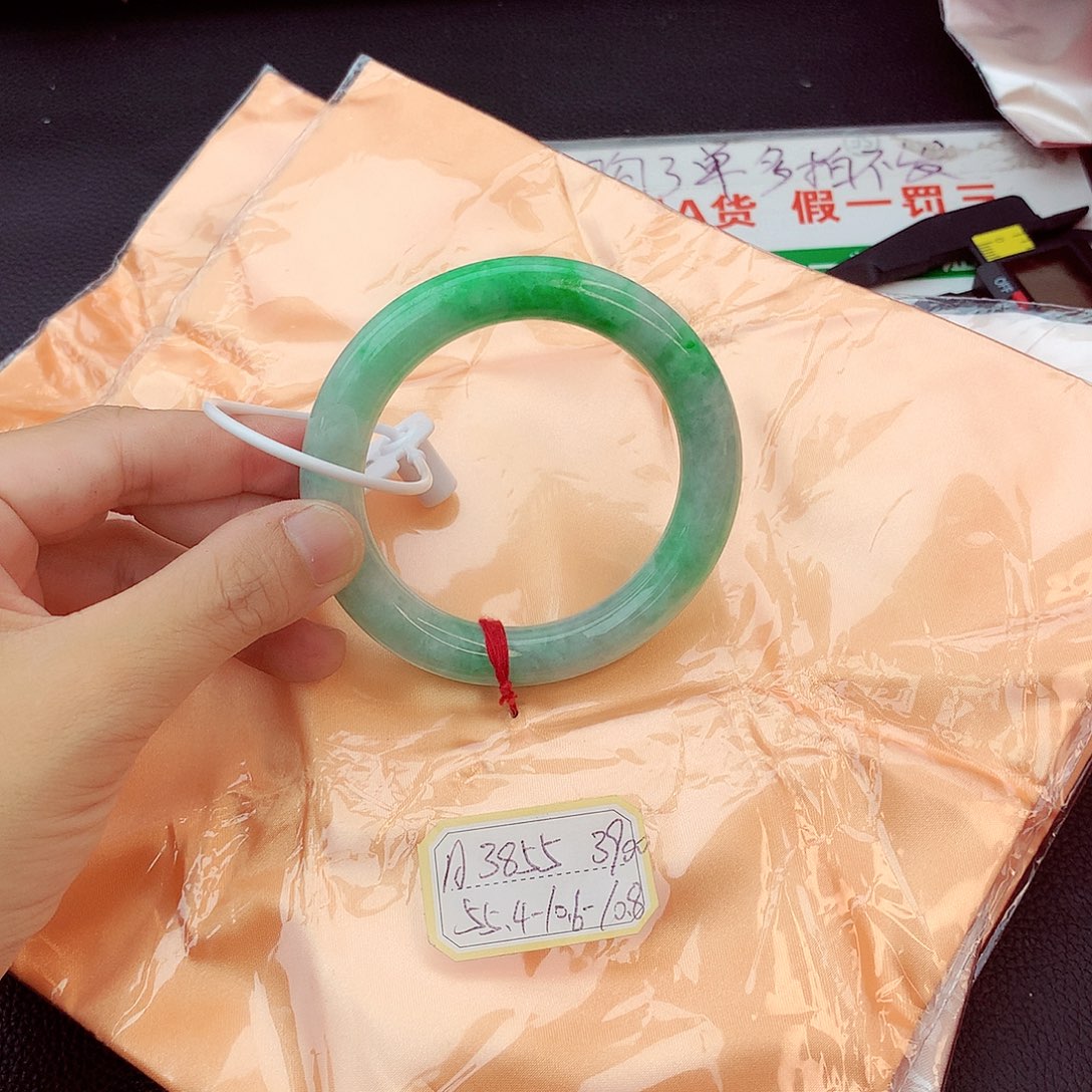 翡翠手镯未镶嵌翡翠