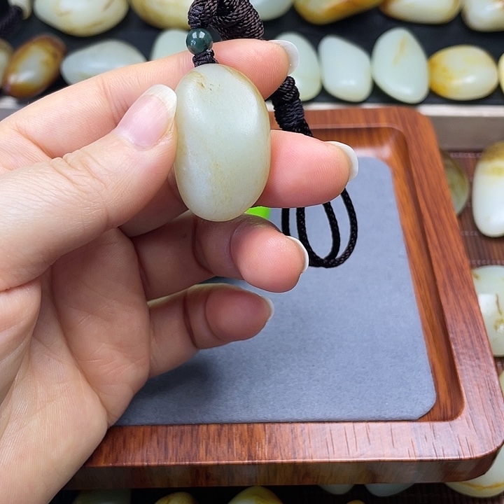 龙***公和田玉未镶嵌颈饰