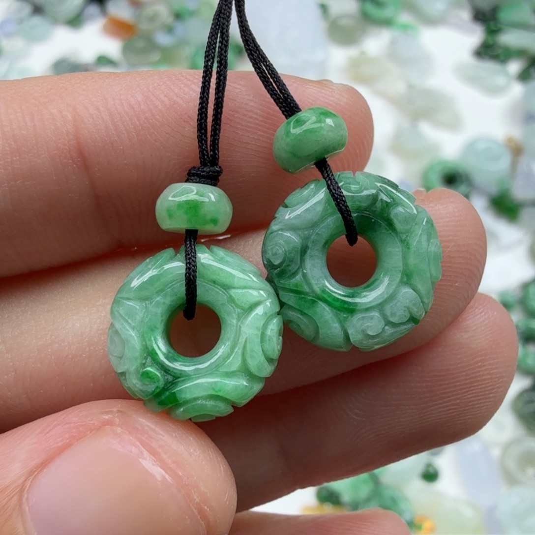 娇****翡翠未镶嵌颈饰124