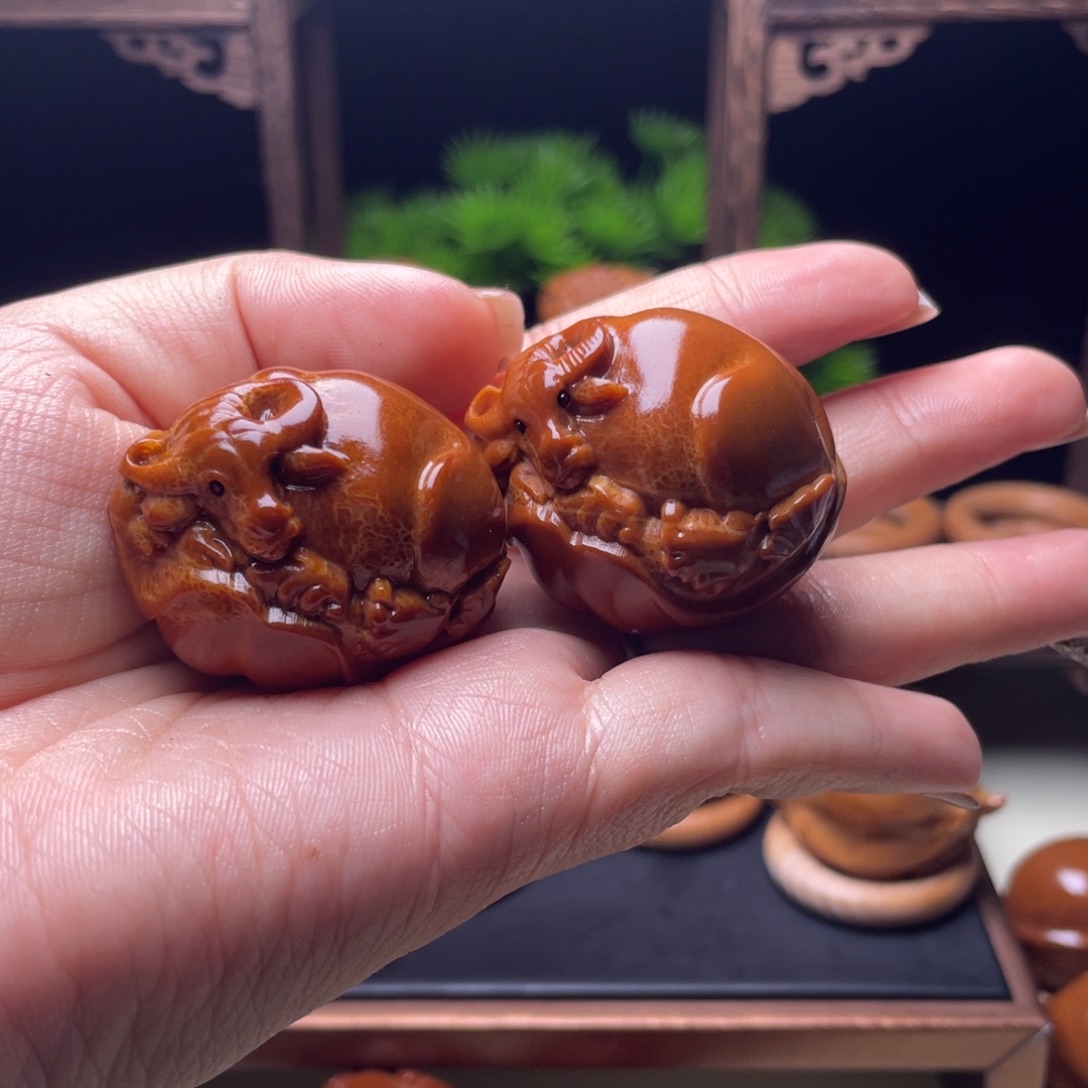 橄榄核吊坠荷叶牛3.3