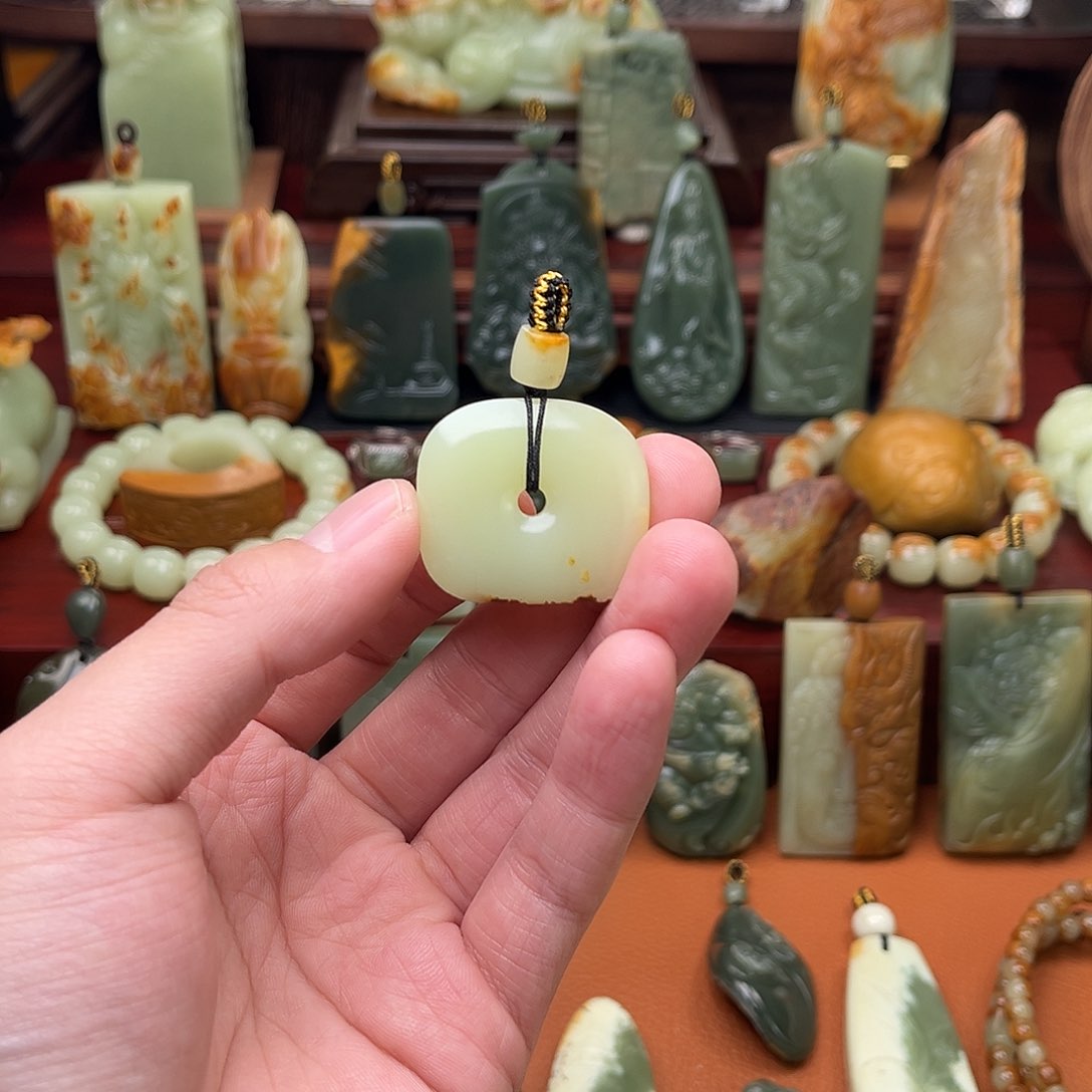 岫岩河磨玉（透闪石质玉）颈饰未镶嵌憨****室