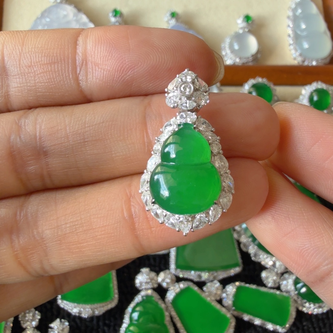 翡翠18K金镶嵌颈饰吊坠