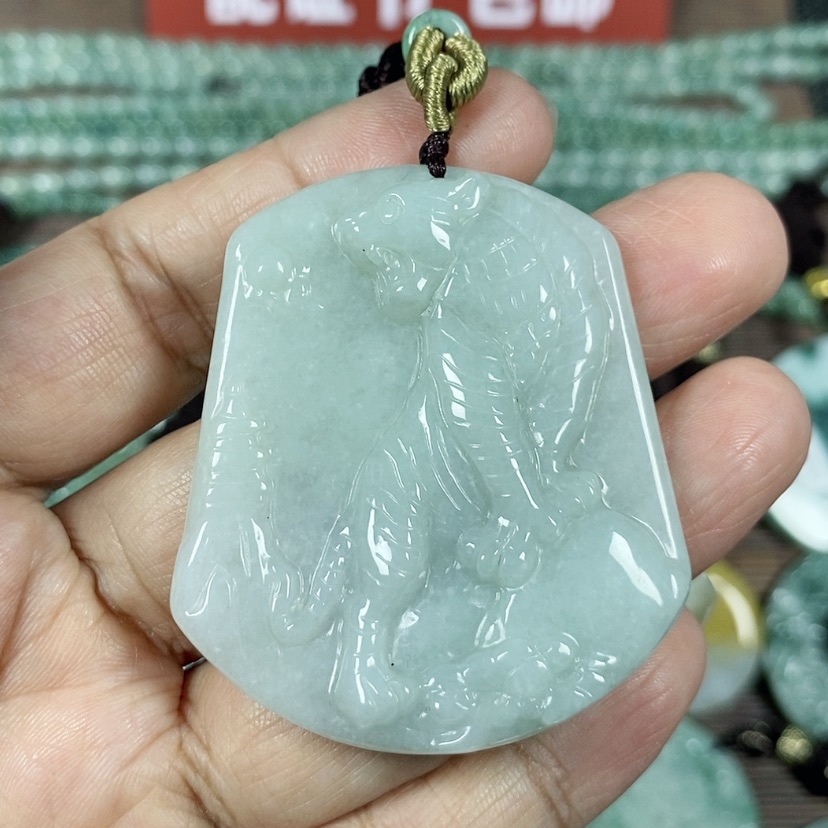 【闪购商品】翡翠颈饰未镶嵌玉吊坠翡翠玉上山虎牌