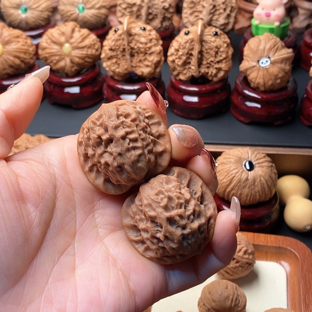 文玩核桃吊坠O****?瓷娃娃