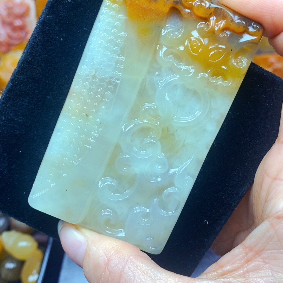 未镶嵌石英质玉（黄龙玉）颈饰