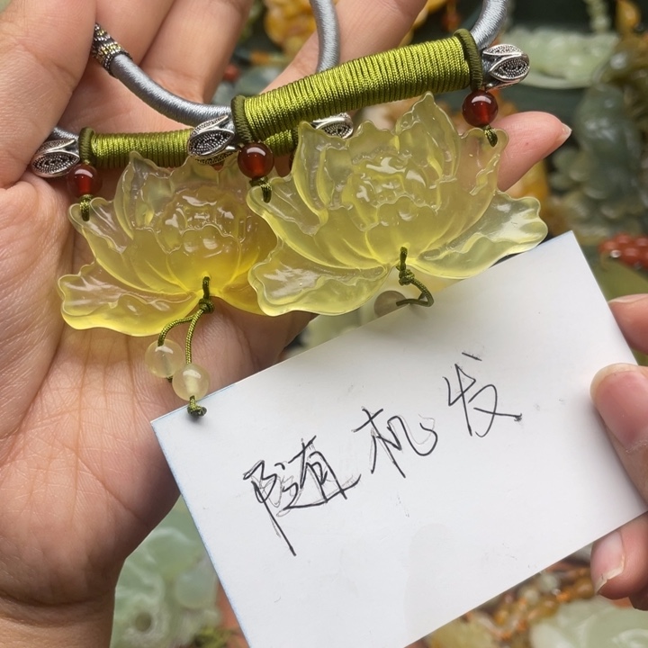 蛇纹石玉吊坠合金