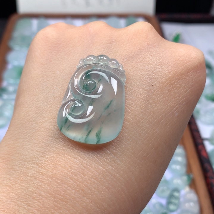 颈饰未镶嵌翡翠冰种飘花如意