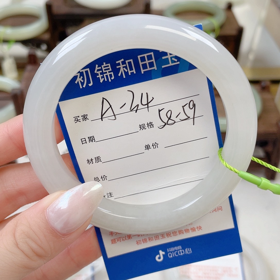 和田玉手镯未镶嵌戴*?