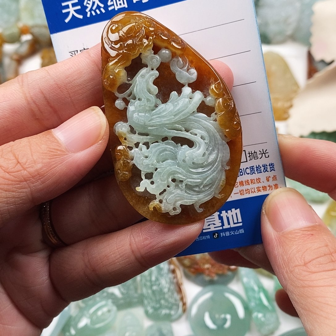 翡翠未镶嵌颈饰凤凰