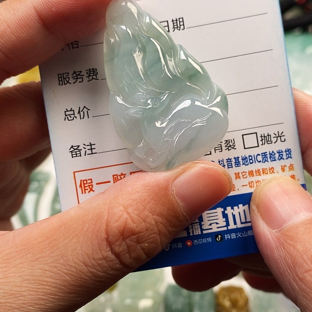 翡翠未镶嵌颈饰九尾狐