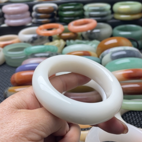 梅***雪石英岩玉未镶嵌手镯