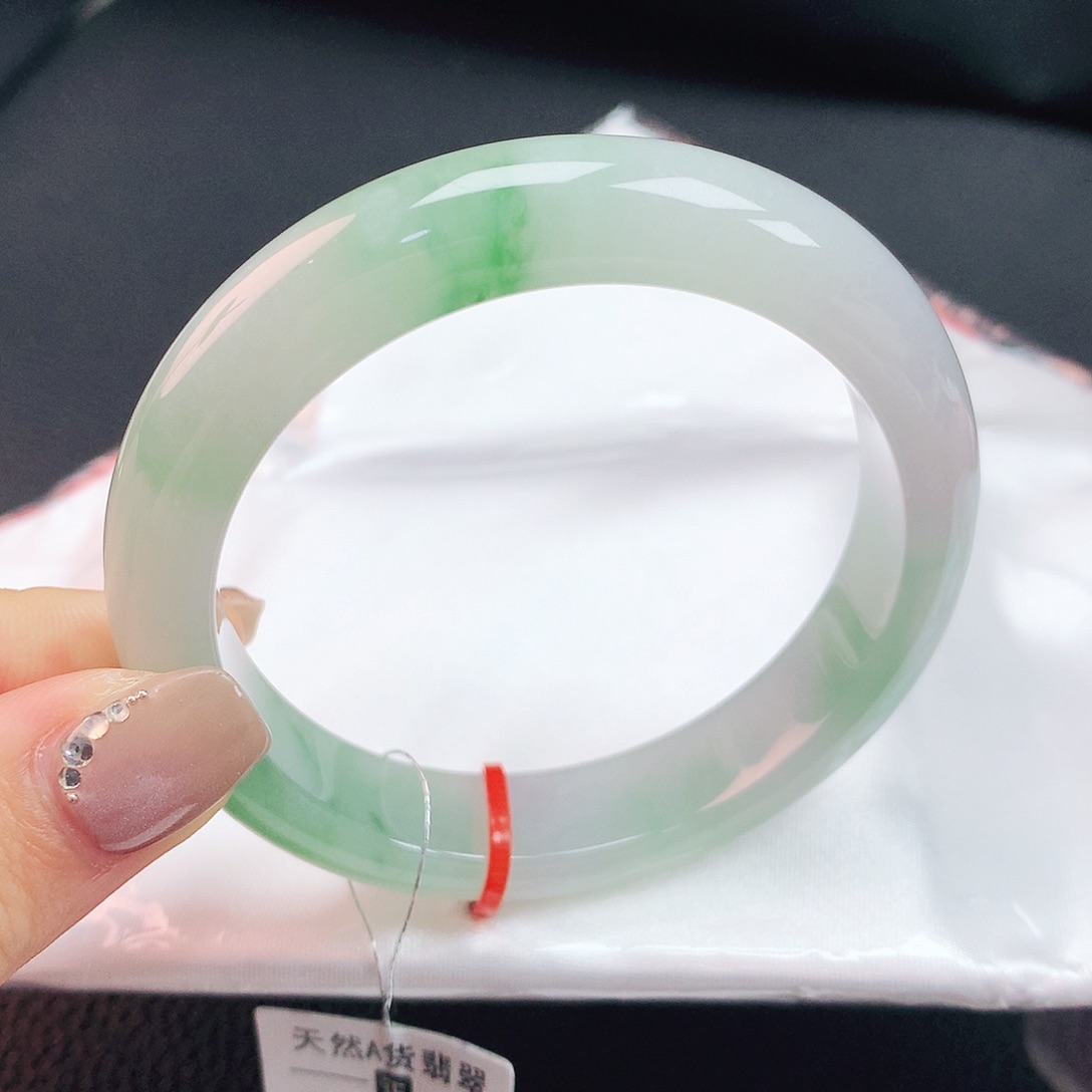 翡翠手镯未镶嵌54圈