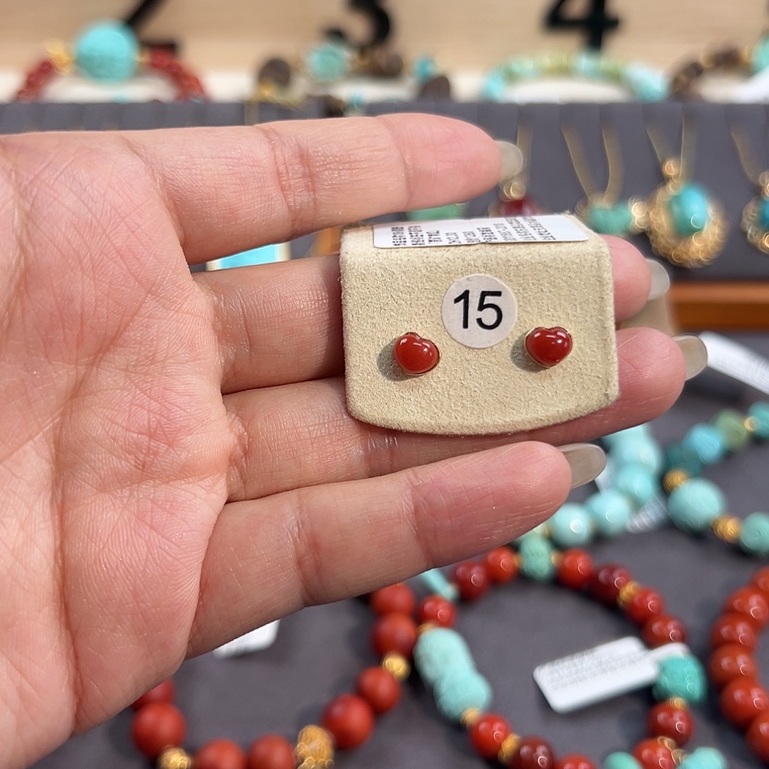 南红玛瑙18K金镶嵌原矿南红屁桃耳钉