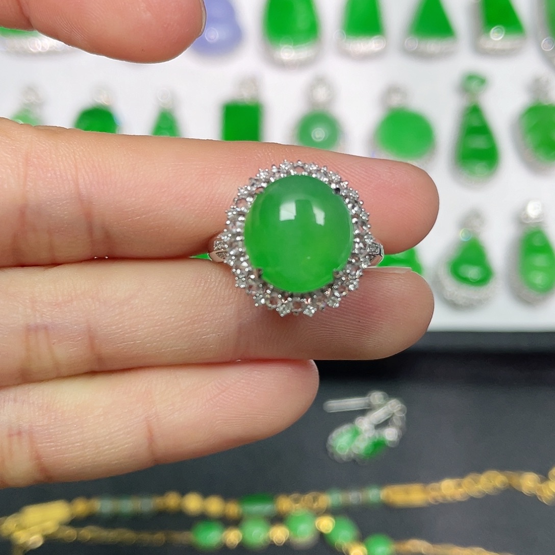 翡翠18K金镶嵌颈饰缅甸翡翠