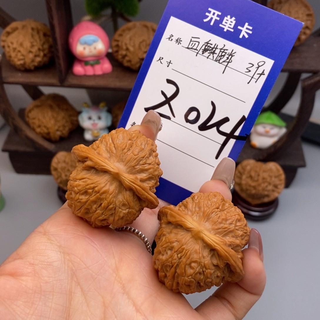 文玩核桃吊坠血麒麟
