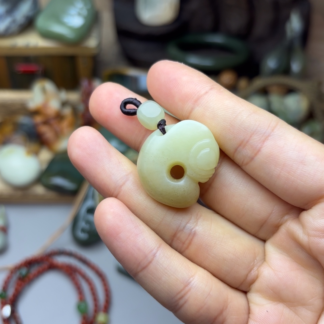 透闪石质玉未镶嵌颈饰