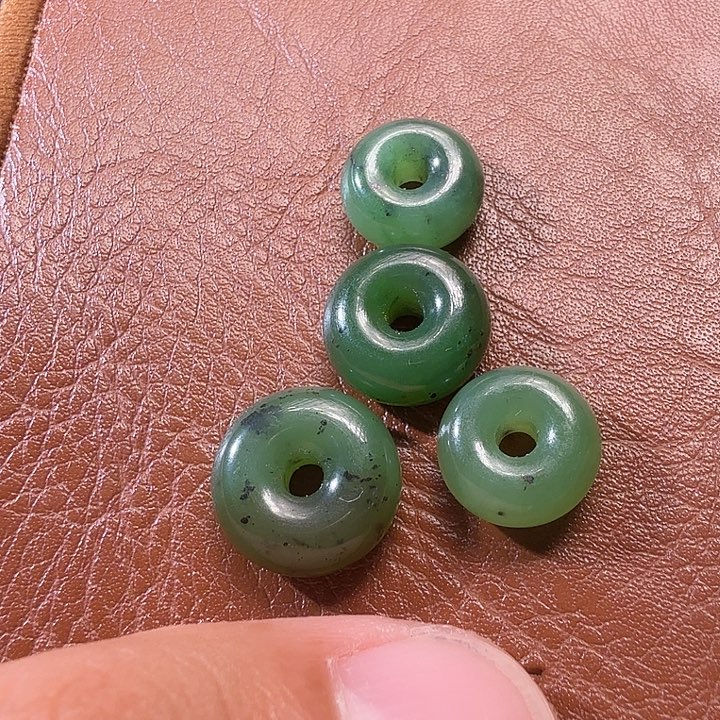 太***干和田玉未镶嵌颈饰