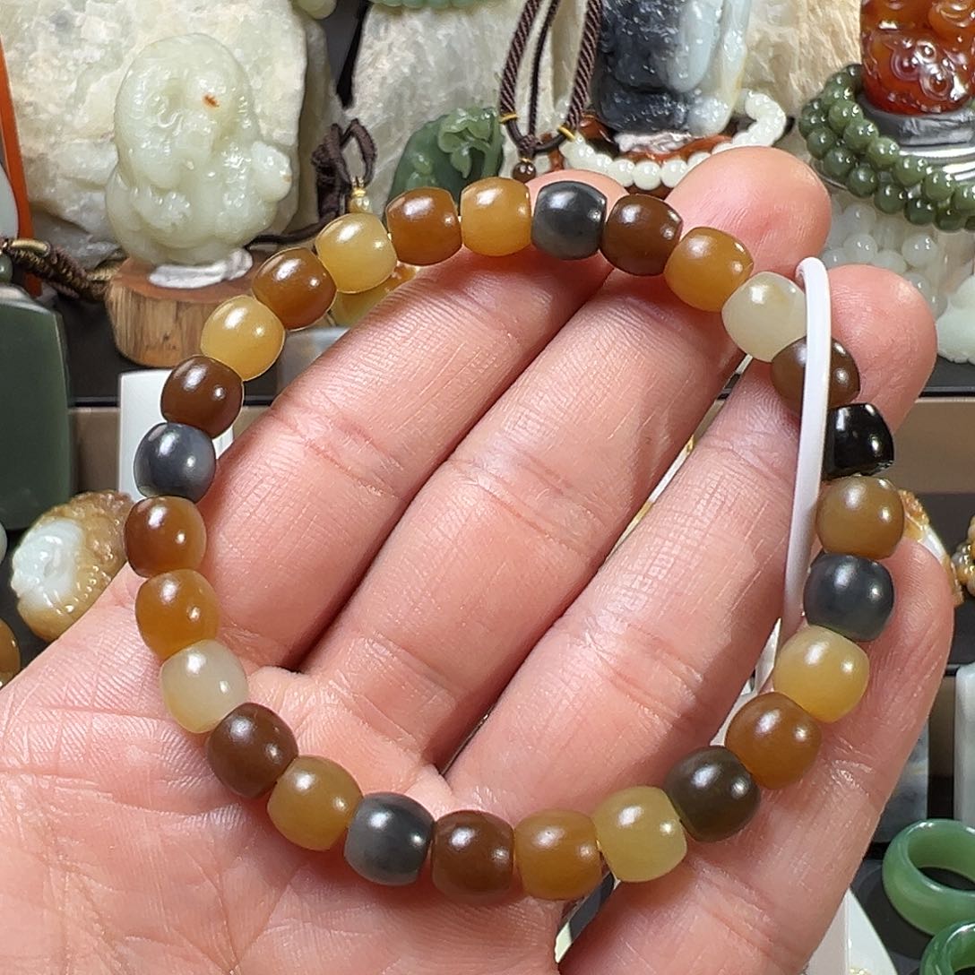 和田玉未镶嵌颈饰淡**意