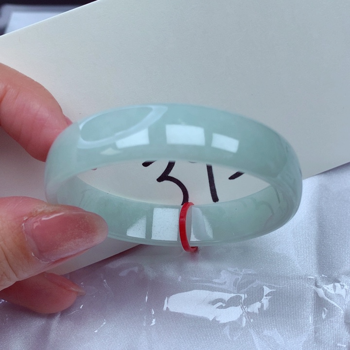 翡翠手镯未镶嵌翡翠