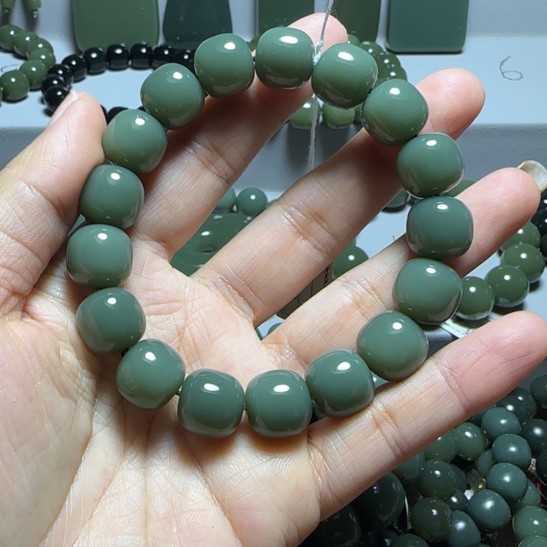 自***凡和田玉（糖玉）未镶嵌手链