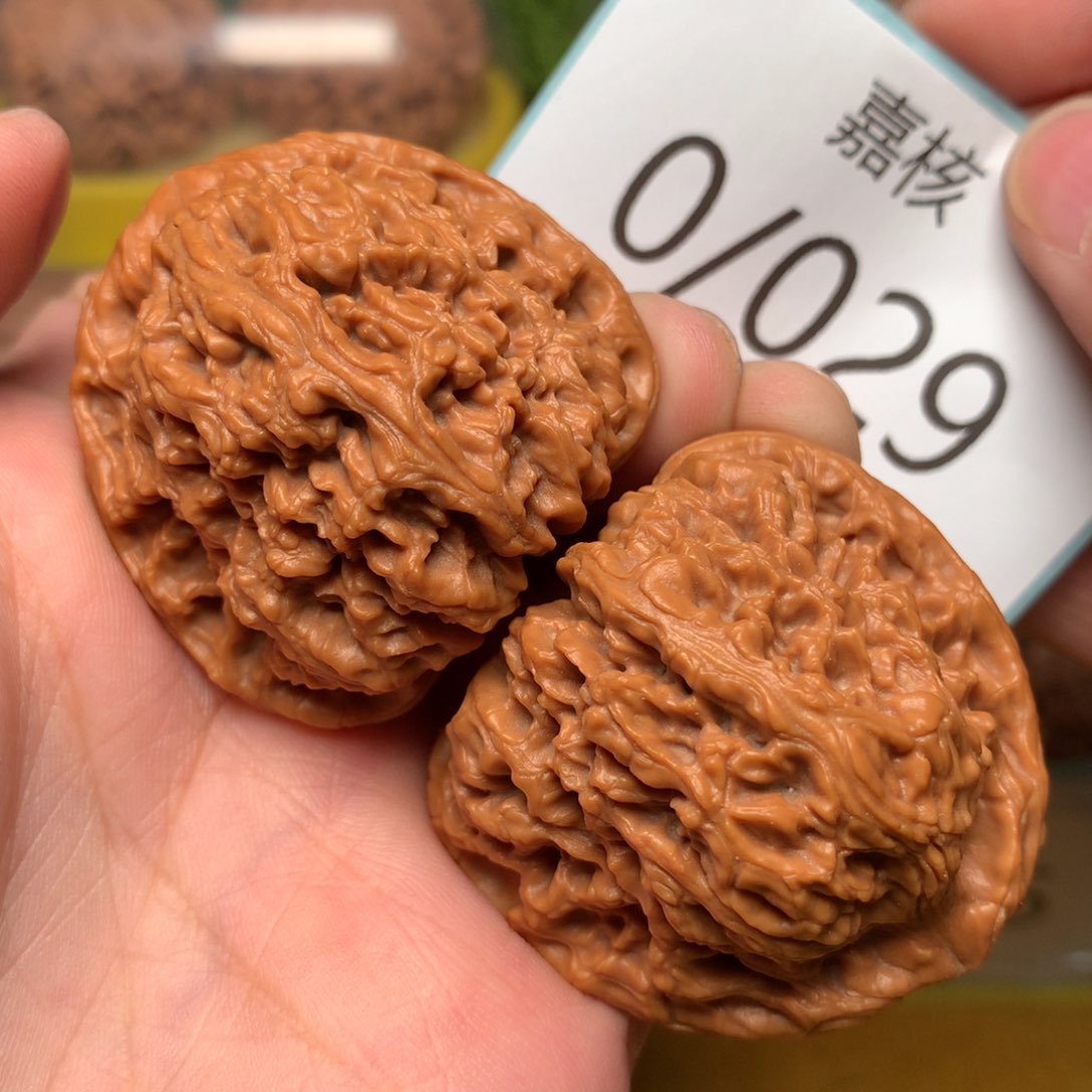 文玩核桃把件红皮正三角疆42