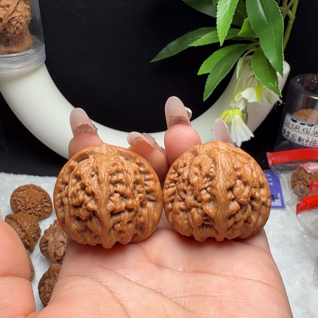 文玩核桃把件41红锦鲤