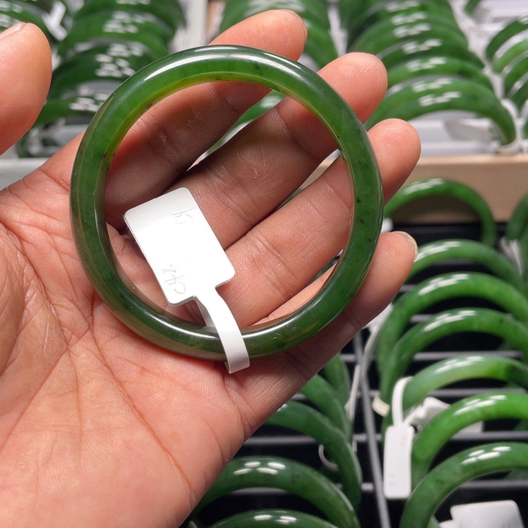 无***月和田玉（碧玉）未镶嵌手镯