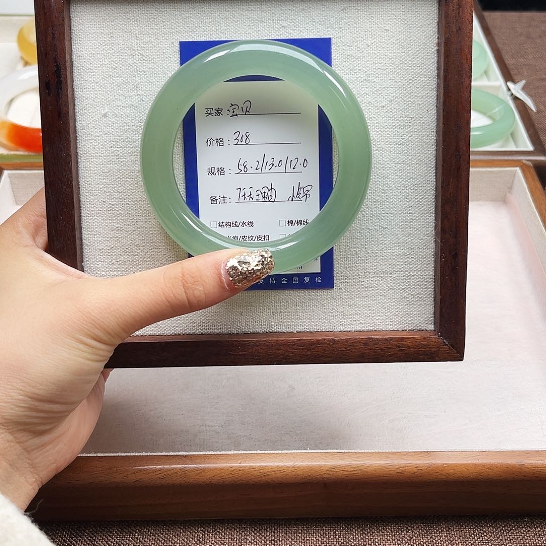 宝***贝石英质玉未镶嵌手镯