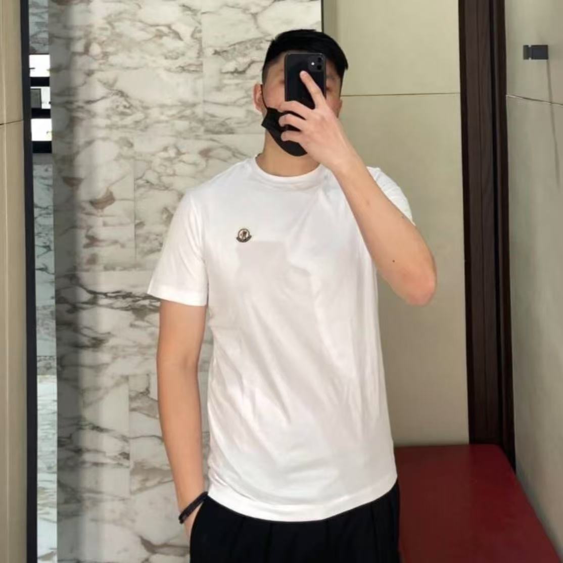 全新未使用 MONCLER 蒙口胸前徽标纯色白色短袖t恤