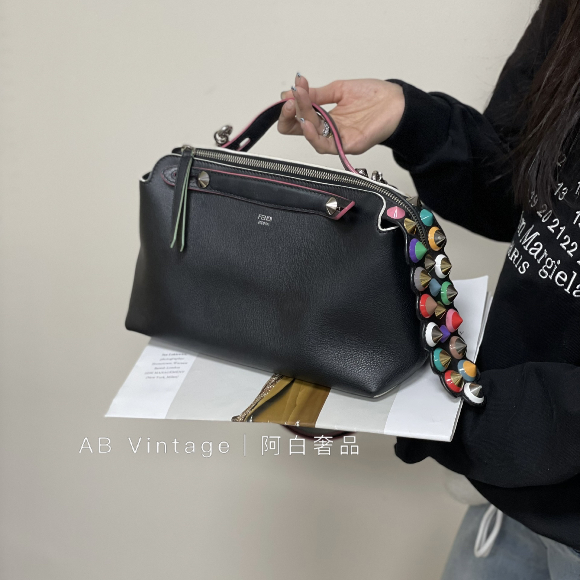 95新 FENDI/芬迪 阿白奢品/芬迪 中号彩色铆钉by the way单肩包