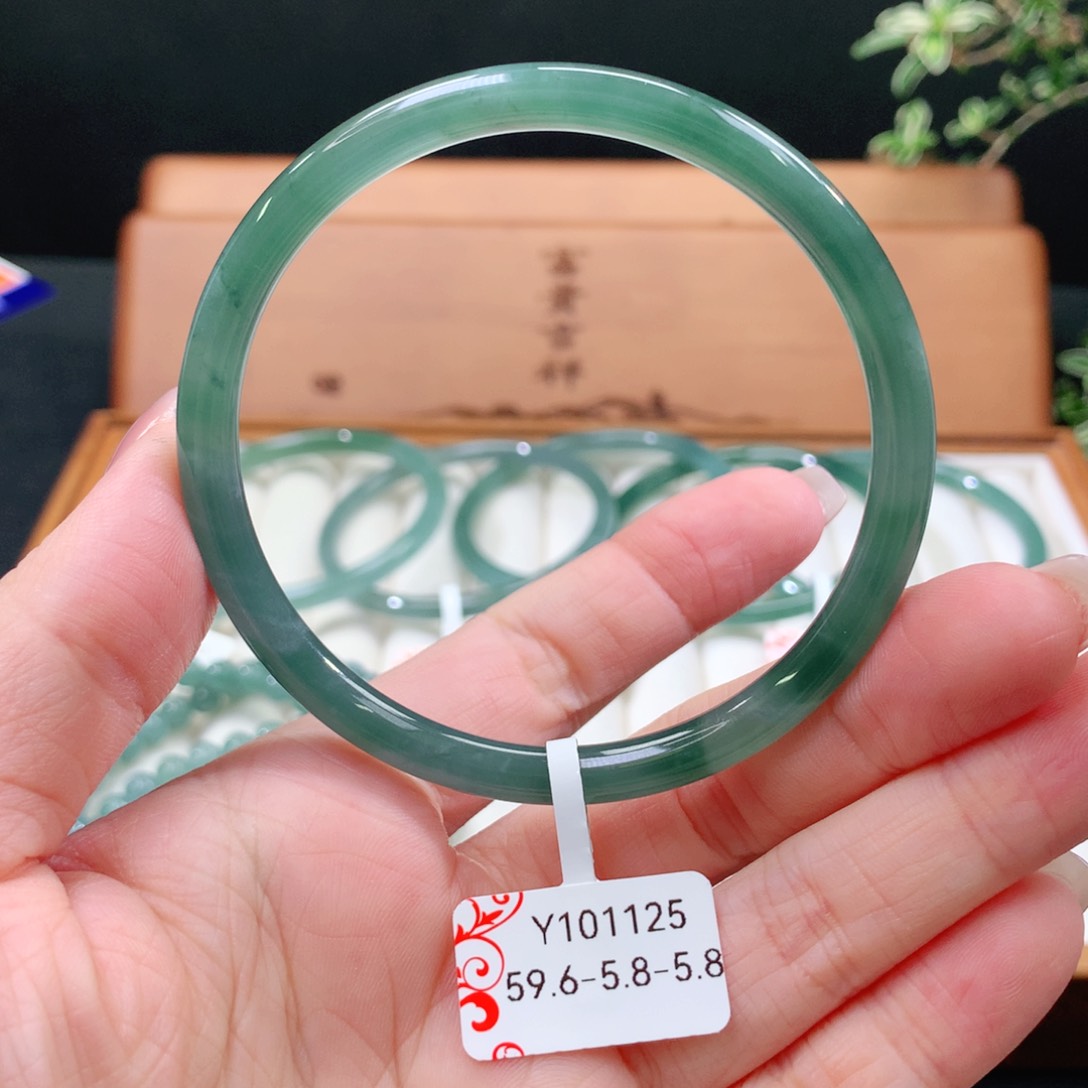 翡翠手镯未镶嵌天然