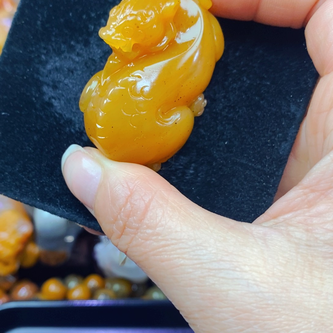 未镶嵌石英质玉（黄龙玉）颈饰