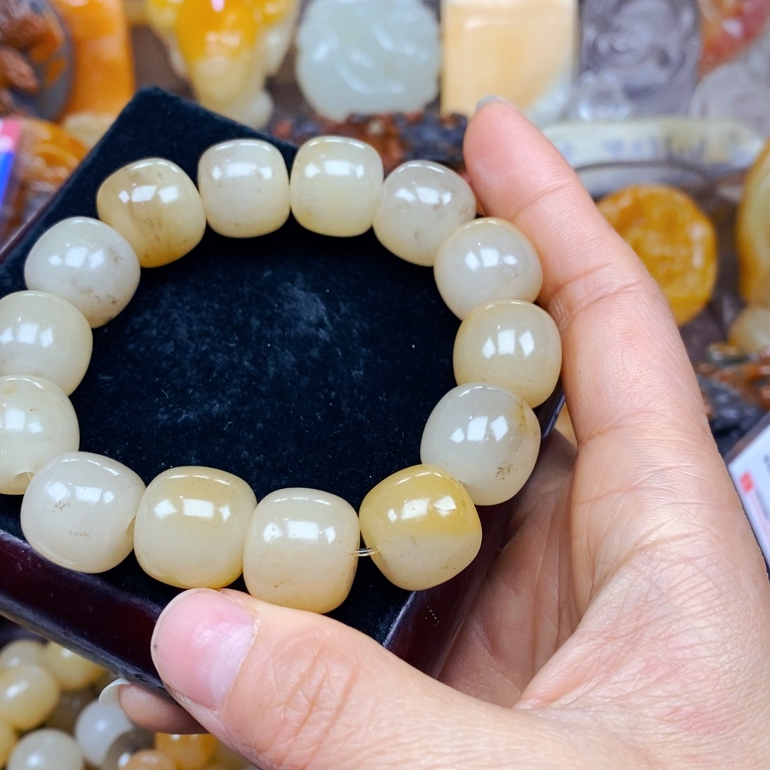 石英质玉（黄龙玉）未镶嵌颈饰