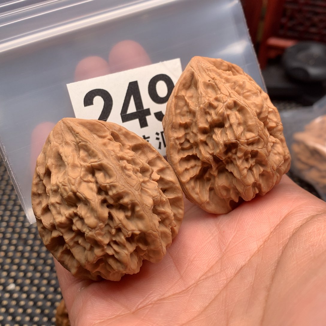 文玩核桃吊坠十三陵鸡心40