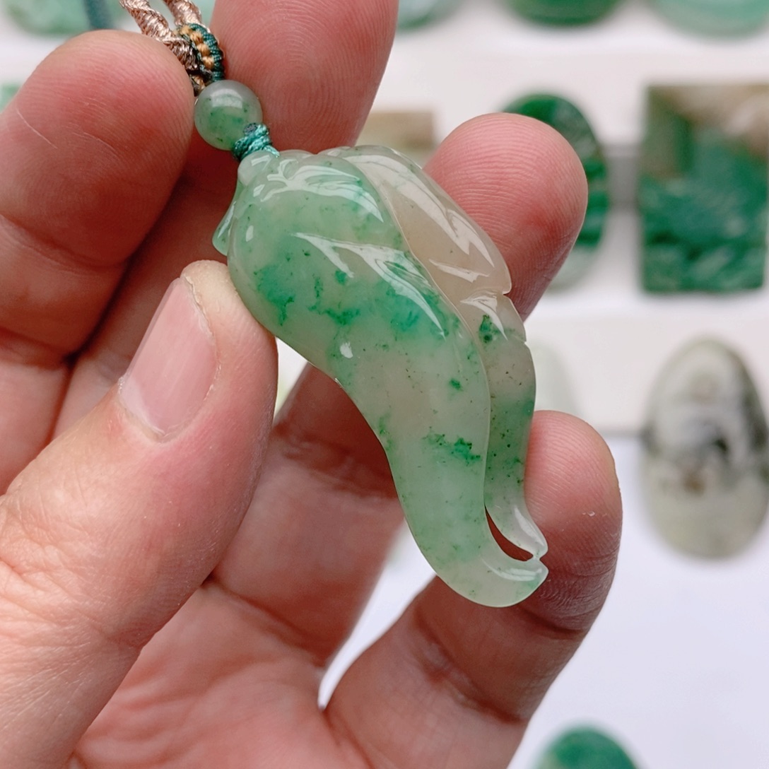 独山玉颈饰未镶嵌深**?