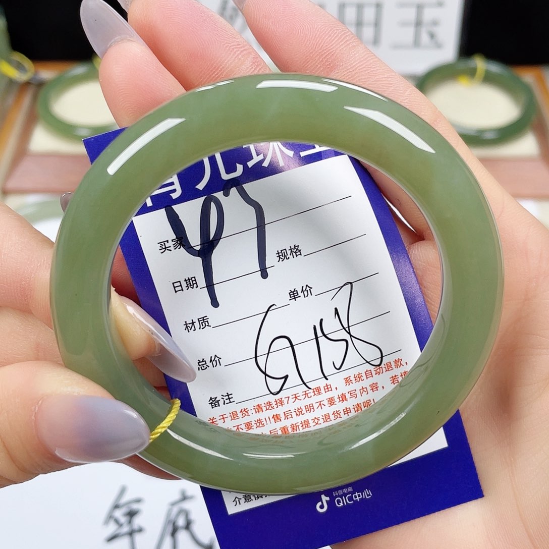 和田玉手镯未镶嵌