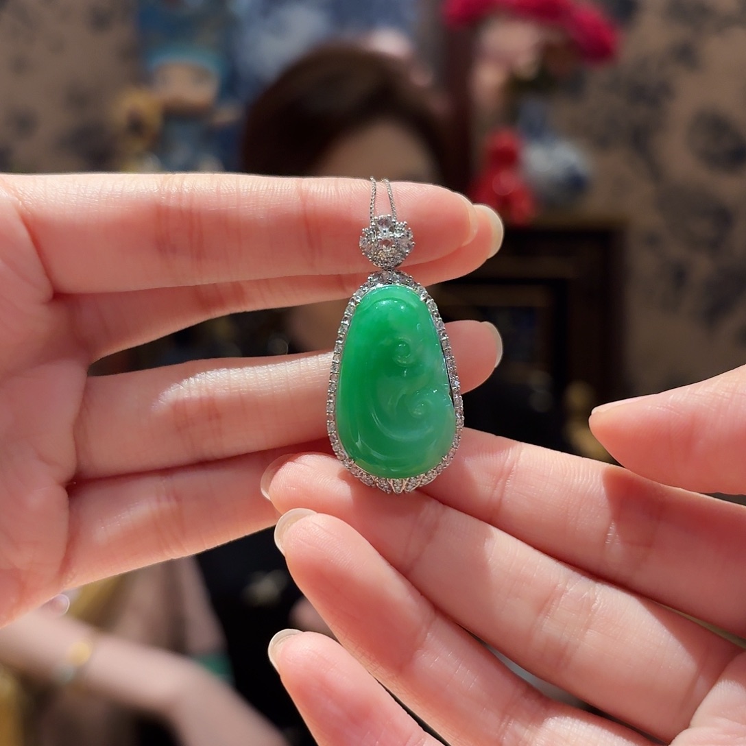 翡翠吊坠(赠链)18K金镶嵌吊坠