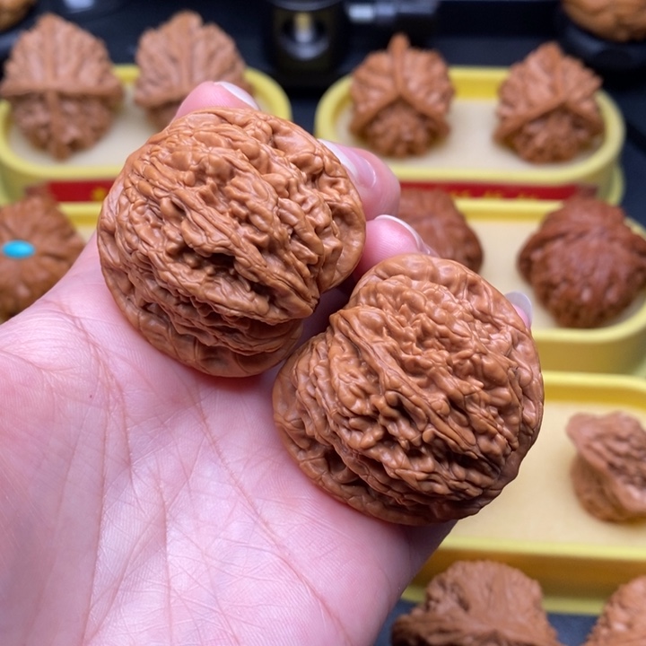 文玩核桃吊坠老树粗筋堂上虎头