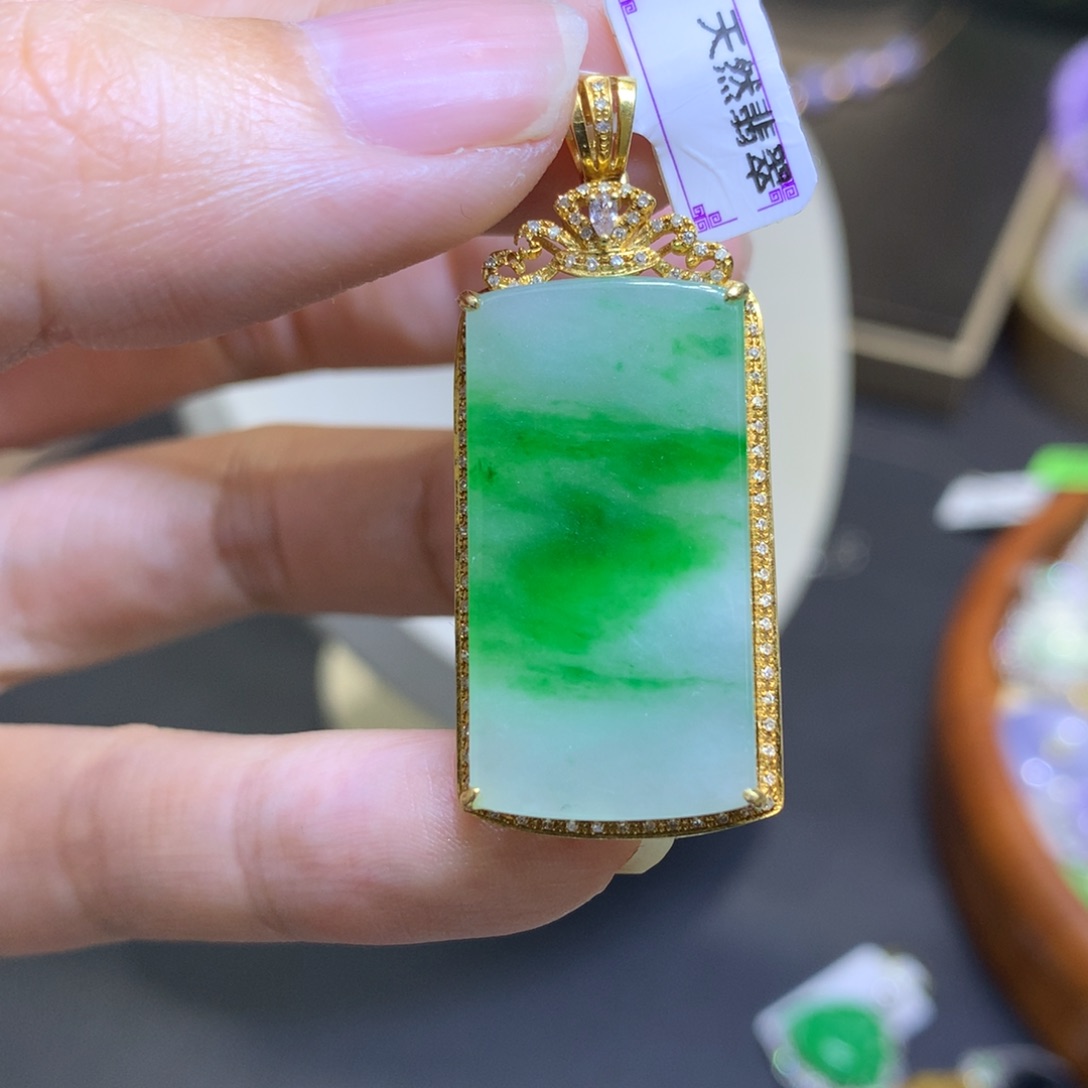 颈饰18K金镶嵌翡翠