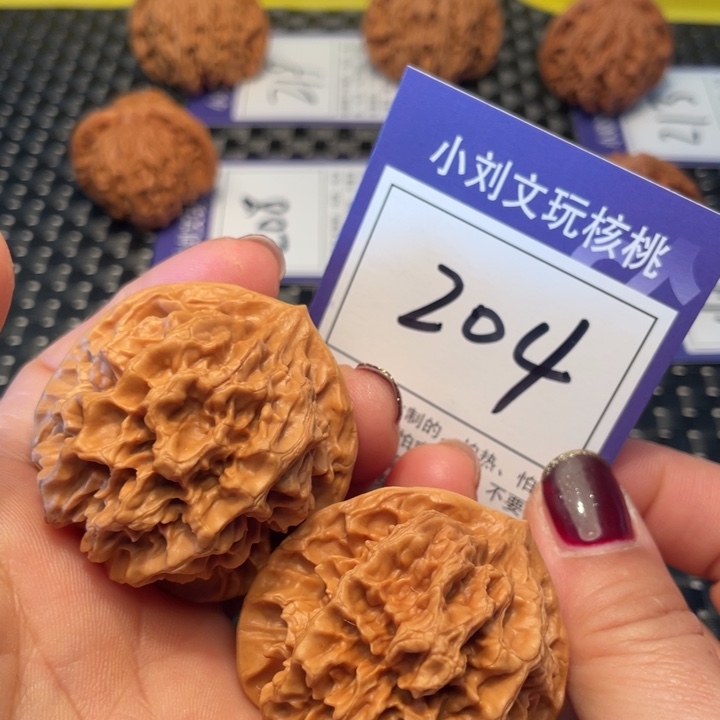 桃核把件44帝王204。。。。。